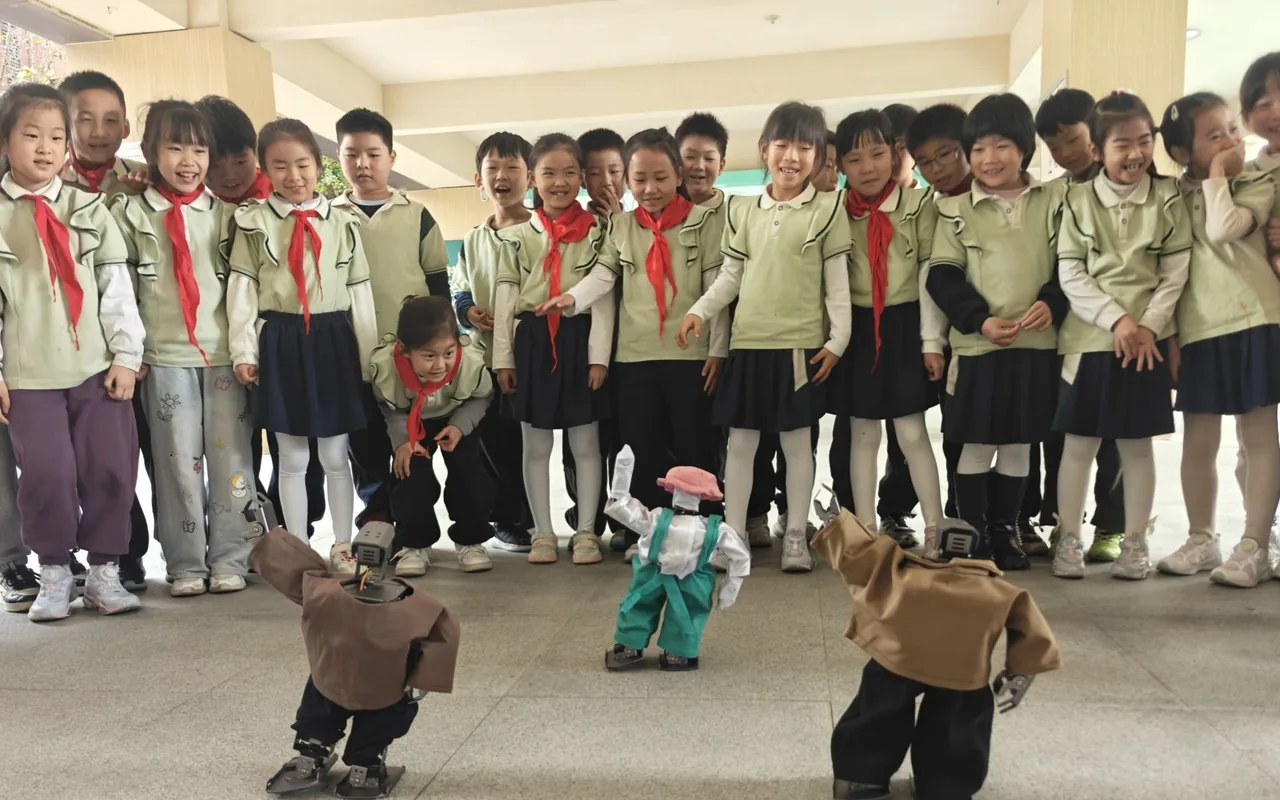 机器人科技展示走进郑州市外国语小学