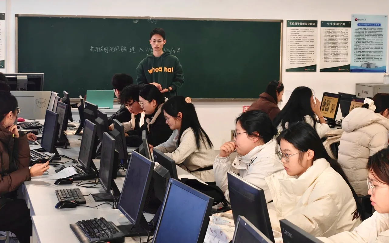 人工智能创新协会开展新生技能培训