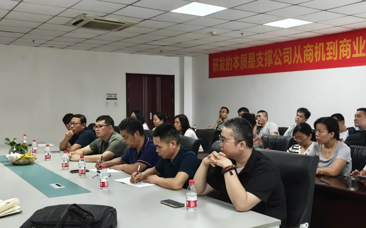 团队开展机器人基础课程开发与教学研讨