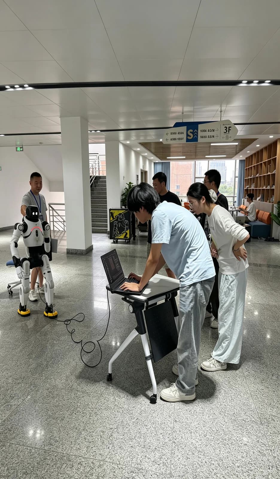 研发人员在现场调试人形机器人