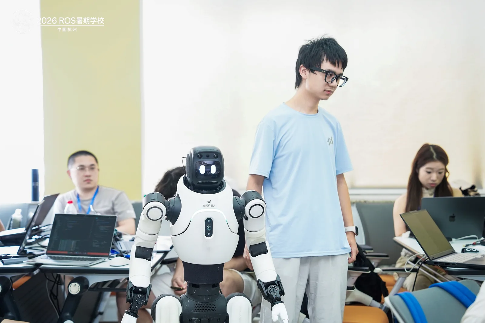 学生在课程中动手操作机器人设备