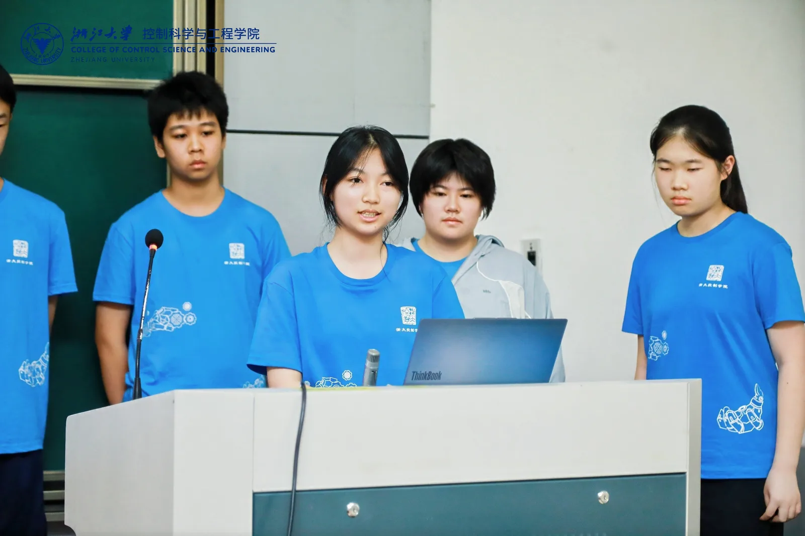 学生进行课程项目答辩