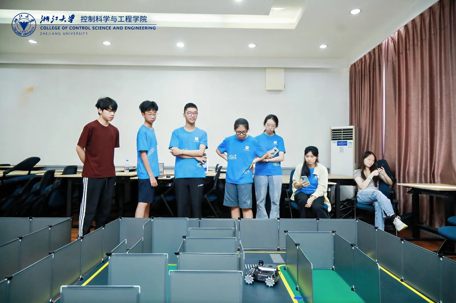 学生分组进行机器人项目练习